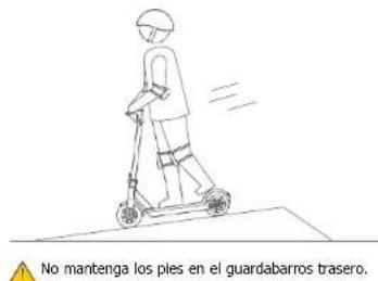 No mantenga los pies en el guardabarros trasero.