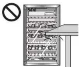 Diagram showing a refrigerator with a prohibition symbol and a hand pointing to the refrigerator panel.