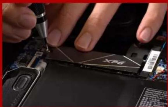 XPG Spectrix S40G - M.2-STECKPLATZ AUSRICHTEN UND DAS SOLID-STATE-DRIVE EINSETZEN - 1