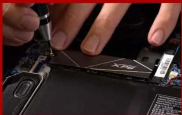 XPG SX6000 Pro - 3.ВЫРОВНЯЙТЕ СЛОТ М.2 И ВСТАВЬТЕ В НЕГО ТВЕРДОТЕЛЬНЫЙ НАКОПИТЕЛЬ - 1