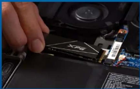 ADATA FALCON - M.2 PCIE 슬롯 찾기 및 나사가 있는지 확인 - 1