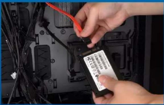 ADATA Ultimate SU800 - 确认2.5吋硬盘的插槽位置,并拆下支架 - 1