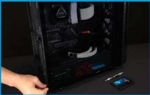ADATA Ultimate SU800 - CONFIRME A POSIÇÃO DO SLOT DE 2,5" E REMOVA O SUPORTE - 3