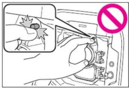 Diagram showing a hand using a tool to remove a car, with a pink prohibition symbol indicating no hazard.