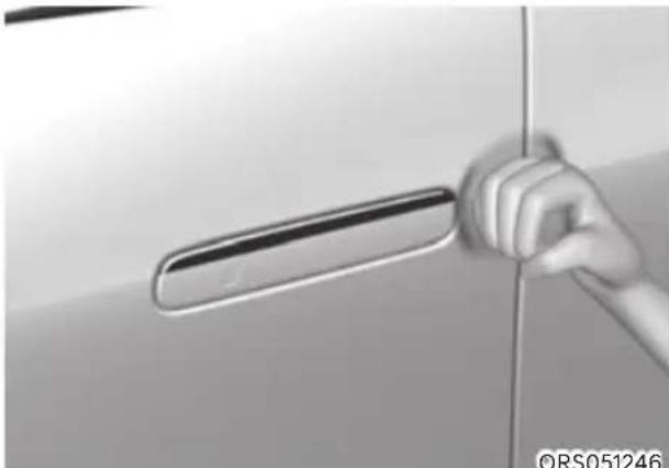 HYUNDAI Genesis G90 (2023) - Removing ice from door handle - 1