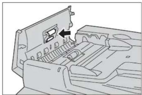 DELL C7765dn - Reinigen der Vorlageneinzugsrollen] um den nächsten Bildschirm anzuzeigen.

![](images/13435473dbadec678875dc8e75ad0f7b14046a5fae709903a244c8a1c1dadaa7.jpg)


Sollten die Vorlageneinzugsrollen verschmutzt sein, werden Flecken auf den Kopien, Faxen oder gescannten Dokumenten angezeigt, und Papierstaus könnten die Folge sein.
Um jederzeit deutliche Kopien zu gewährleisten, sollten Sie die Vorlageneinzugsrolle einmal im Monat reinigen.
HINWEIS • Verwenden Sie kein Benzol, Terpentin oder andere organische Lösungsmittel. Diese können die Farbe oder Beschichtung von Kunststoffteilen beschädigen. 
- Wenn Sie beim Reinigen des Geräts zu viel Wasser verwenden, kann dies zu einer Fehlfunktion des Geräts führen, oder es könnten Dokumente beim Kopieren, Faxen, Scannen oder Drucken beschädigt werden.
1 Ziehen Sie den Griff an der linken Abdeckung des Vorlageneinzugs nach oben, und öffnen Sie die Abdeckung vollständig.
HINWEIS • Wenn Sie die Abdeckung vollständig öffnen, rastet diese in einer vorgegebenen Stellung ein. Öffnen Sie die Abdeckung vorsichtig.


natural_image2
3. C3
4. C4
5. C6


Illustration of a printer with an arrow indicating a process or operation (no text or symbols present)
2. C2
3. C3
4. C4
5. C6 - 1