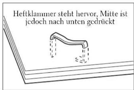Heftklammer steht hervor, Mitte ist jedoch nach unten gedrückt