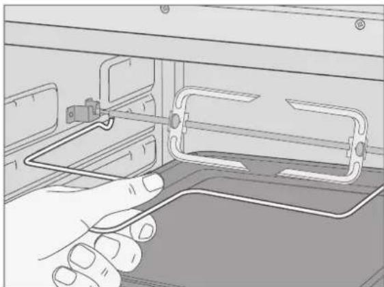 Hanseatic HMO366BKB - Inserting the cooking spit - 3