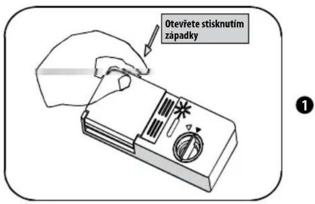 Otevřete stisknutím západky