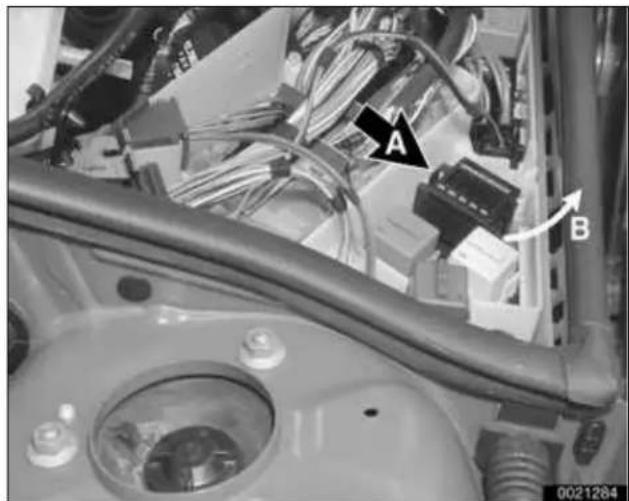 BMW 325i (2002) - Main harness fuse - 3