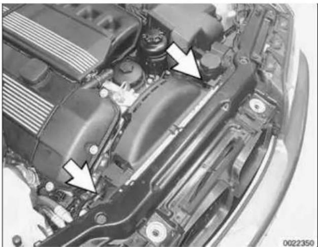 BMW 325i (2002) - Electric cooling fan, replacing (models with manual transmission) - 1