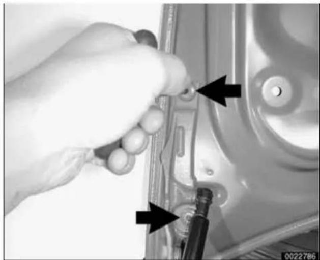 BMW 325i (2002) - Trunk lid, aligning - 3