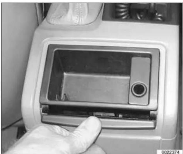 BMW 325i (2002) - Center console, removing and installing - 1