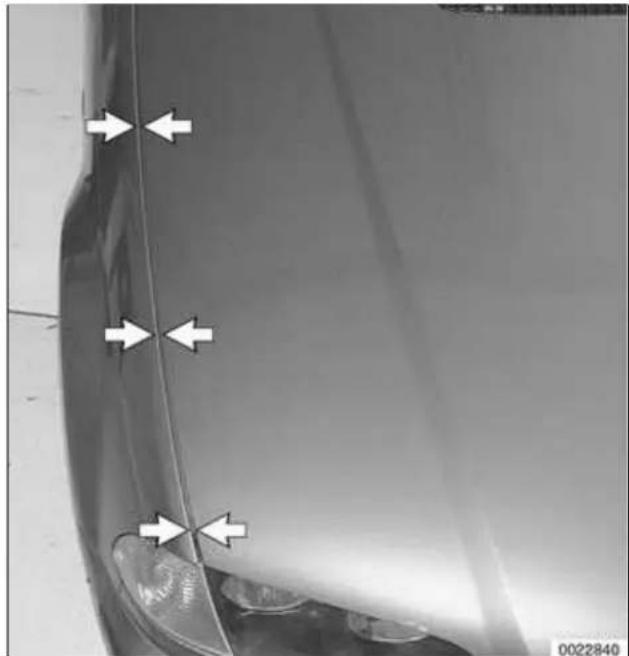 BMW 325i (2002) - Hood, aligning - 1