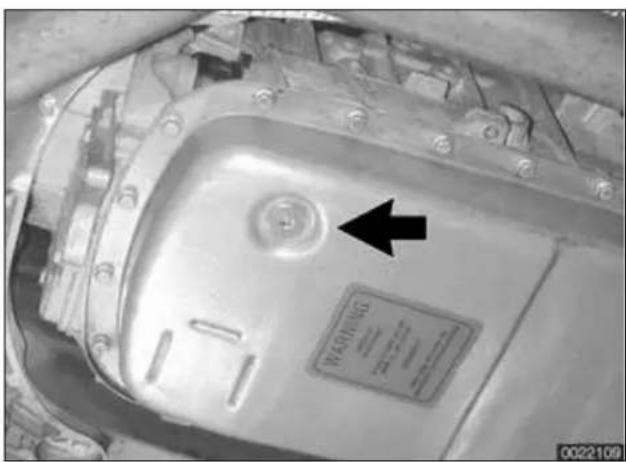 BMW 325i (2002) - will spill from the filler hole when the fill plug is removed. - 1