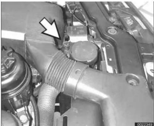 BMW 325i (2002) - Coolant, draining and filling - 1
