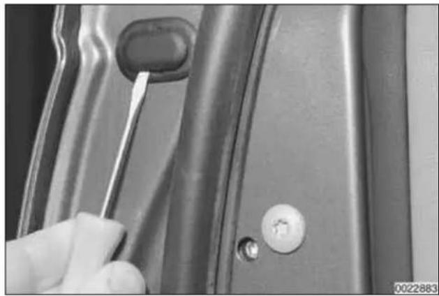 BMW 325i (2002) - Driver's door lock cylinder, removing and installing - 1