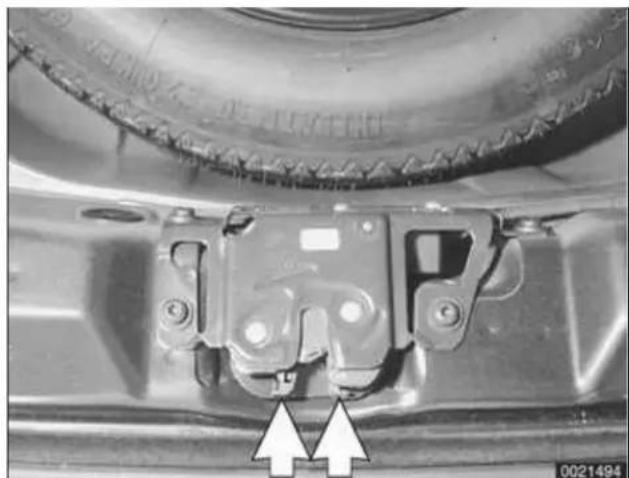 BMW 325i (2002) - Alignment of spoiler, rear window and tailgate - 6