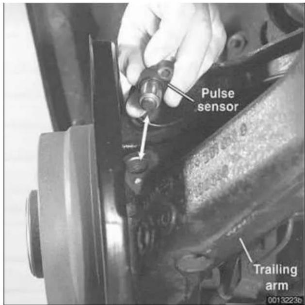 BMW 325i (2002) - Wheel speed sensor, replacing - 2