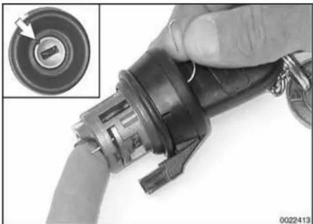 BMW 325i (2002) - Ignition lock cylinder, removing and installing - 1