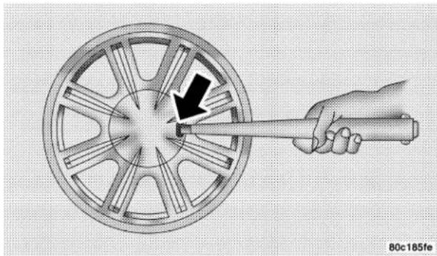 Chrysler Sebring Convertible (2006) - Changing a Tire - 3