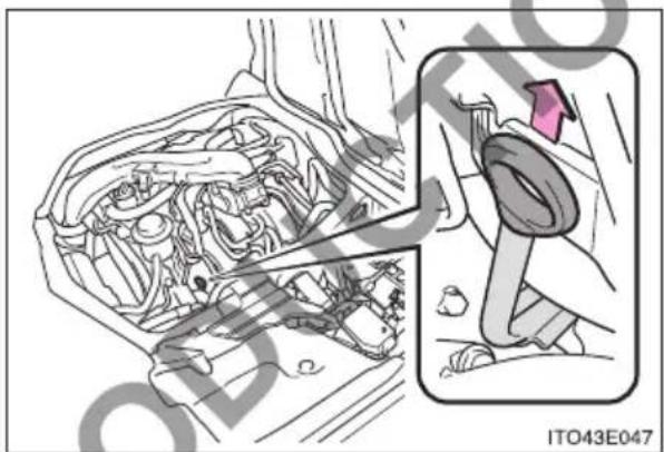 TOYOTA HiAce (2014) - Checking the engine oil - 1