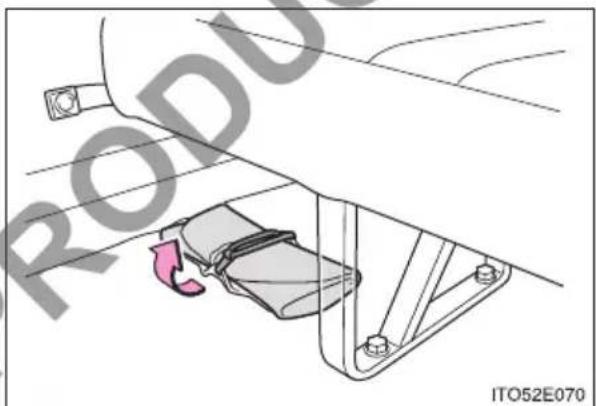 TOYOTA HiAce (2014) - Taking out the tool bag - 2