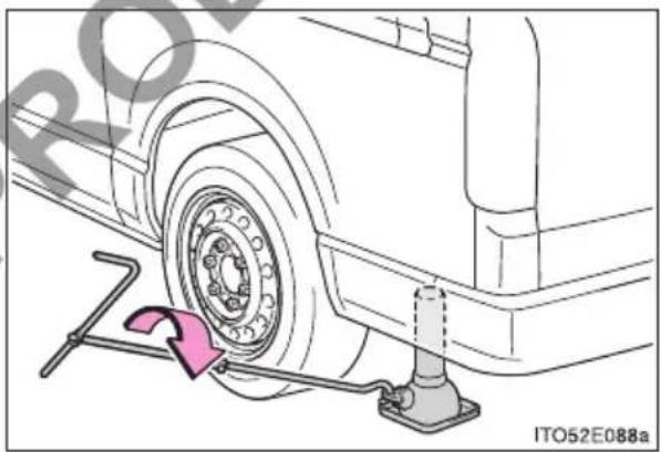 TOYOTA HiAce (2014) - Replacing a flat tire - 8