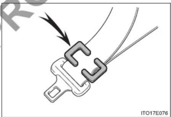 TOYOTA HiAce (2014) - Installing child restraints using a front passenger seat belt - 5