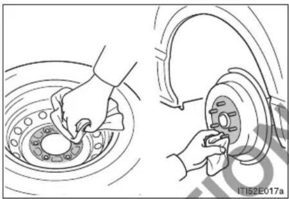 TOYOTA HiAce (2014) - Installing the spare tire - 1