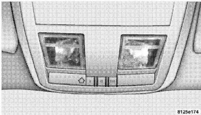 Chrysler 300 SRT (2009) - Overhead Console Map/Reading Lights - 1