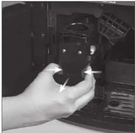 Zelmer CM4003ALS - CLEANING THE BREW GROUP AND THE COFFEE DELIVERING PIPE - 2