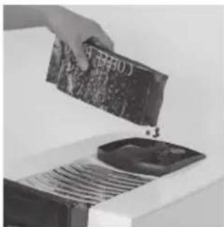 Philco PHEM 1000 - Filling the coffee bean hopper - 1