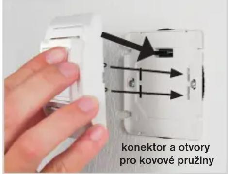 konektor a otvory pro kovové pružiny