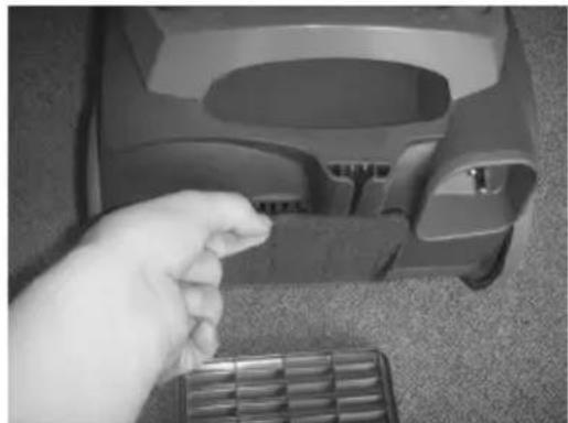 HYUNDAI VC 004 - Cleaning the outlet air filter - 2