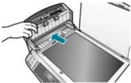 HP Officejet 6300 All-in-One - Čištění skleněného okénka uvnitř automatického podavače - 5
