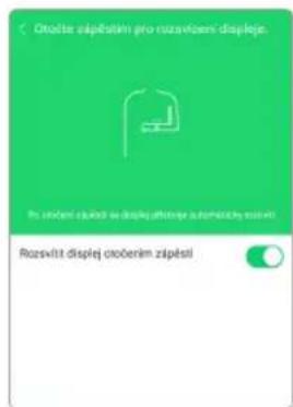 Orošte zápěstní pro rozsvíčení displeje. Pr. orošení zápěstní se displeje aktionsa autotřických rozvění Rozsvíčí displej oročením zápěstí