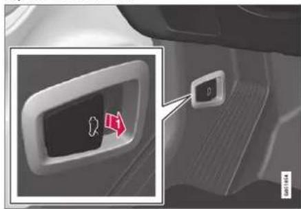 Car interior panel with Chinese text labels and a red arrow icon pointing to a digital display screen