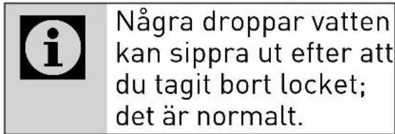 Några droppar vatten kan sippra ut efter att du tagit bort locket; det är normalt.