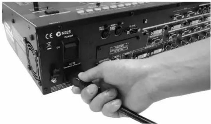 ROLAND V-800HD - Zavěšení kabelu napájení - 1