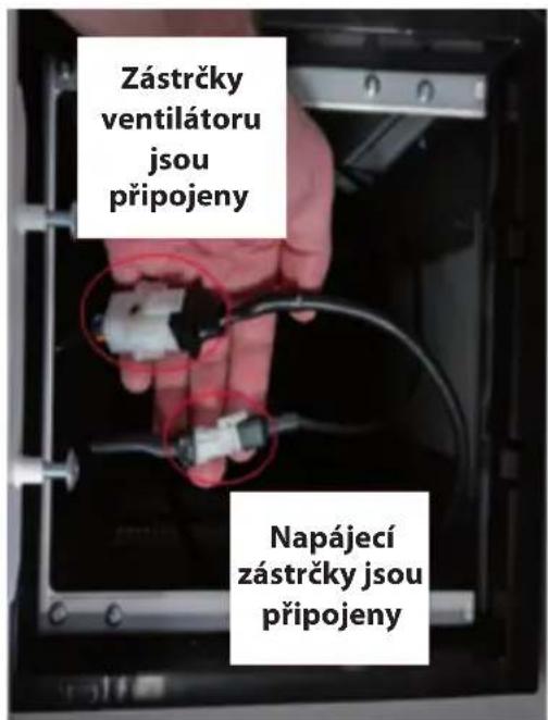 Zástrčky ventilátoru jsou připojeny Napájecí zástrčky jsou připojeny