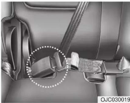 HYUNDAI ix20 (2018) - To unfasten the rear centre belt - 2