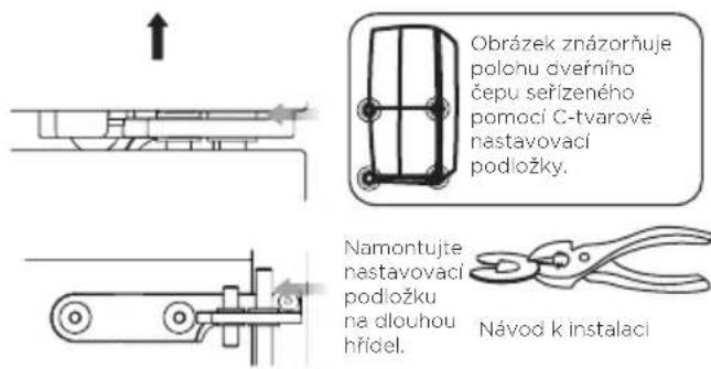 Obrázek znázorňuje polchu dveřního čepu seřízeného pomocí C-tvarové nastavovací podložky. Namontujte nastavovací podložku na dlouhou hřidel. Návod k instalaci