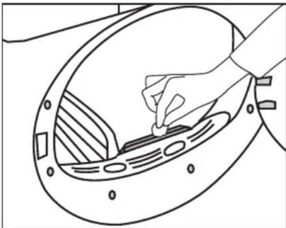 WHIRLPOOL C WD 95M WBR CZ - Vláknové filtre (interné a externé filtre)/Čistenie vnútorného povrchu plniacich dvierok - 5