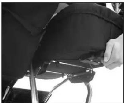 Emmaljunga Twin Cangaroo - Attaching the carrycot - 1