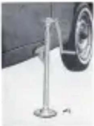 Datsun 1600 (1966) - LUGGAGE COMPARTMENT - 4