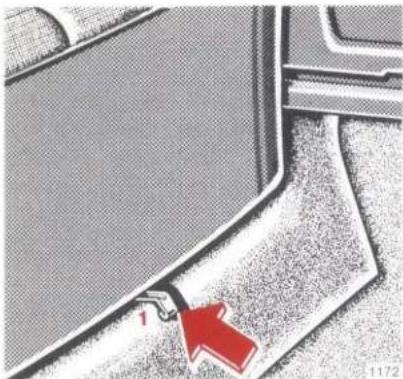 Mercedes-Benz 200 E (1988) - Safety Headrests on the Front Seats - 2