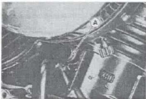 MITSUBISHI Vulcan 800 (1996) - Right Engine Cover Installation - 3
