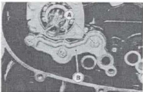 MITSUBISHI Vulcan 800 (1996) - Oil Passage Cover Removal/Installation - 1