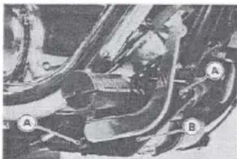 MITSUBISHI Vulcan 800 (1996) - Brake Pedal Removal - 1